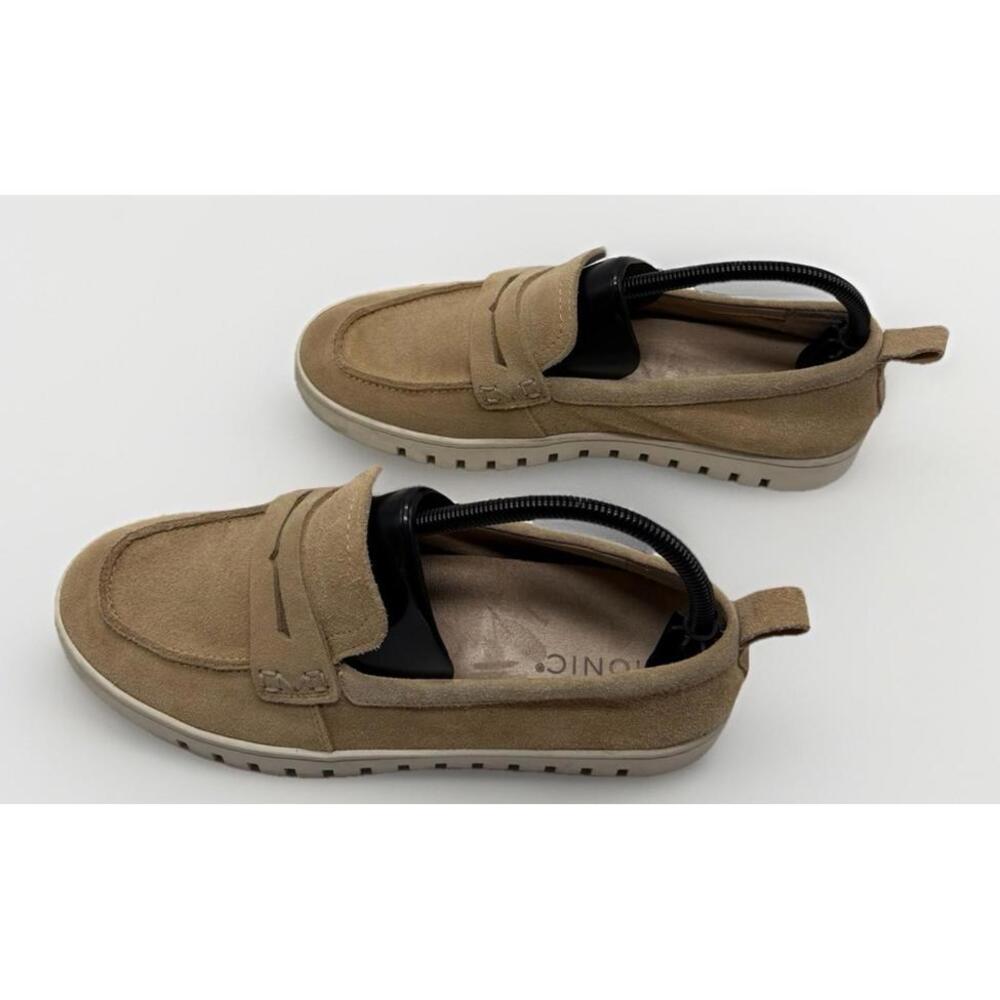 Vionic Beige and Black Flats